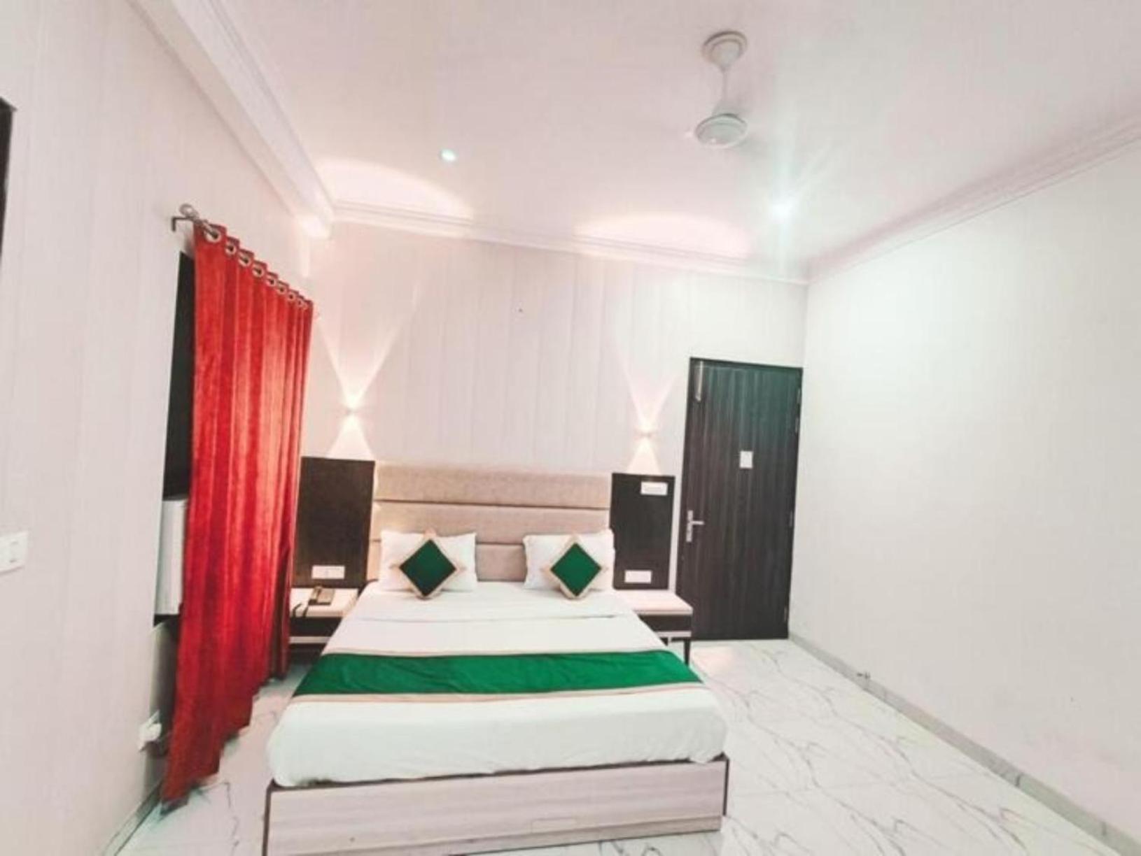 Hotel The Almora By Rs Global Near By Delhi International Airport With - Free Airport Drop New Delhi Eksteriør billede